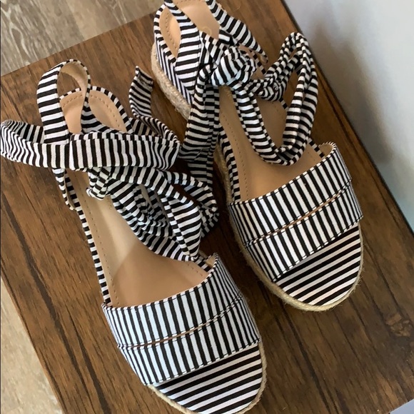 Black and white striped espadrille wedges - Picture 3 of 6